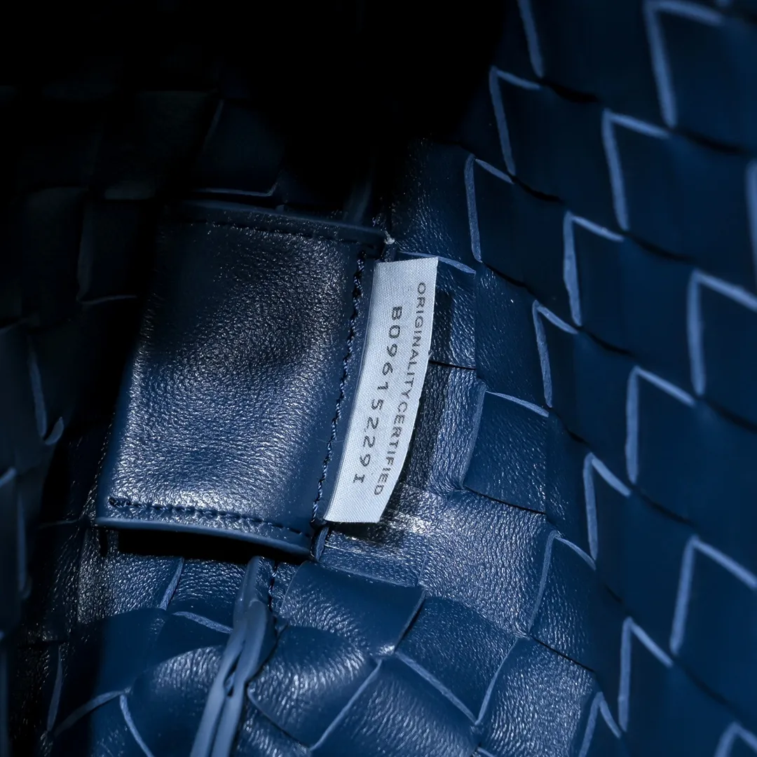 Batch 1860 Bv2024 early spring new product ⛓️Chain SARDINE 💙 Upgraded chain shoulder strap ⛓️ Chic and high-end, showing the fashion taste of urban women! Metal handles and classic weaving are combined together to perfectly integrate art and elegance. Through exquisite craftsmanship, new sardine-shaped handles are cast, and the brass material is the finishing touch. Each handle has a unique light-floating effect. The top-grade sheepskin material is woven to create a half-moon-shaped bag body, which has a fleshy touch and satisfies the preferences of those who pay attention to details. It is the most outstanding fashionable item for any occasion! 💕 Size: 33x20x4, Model: 6768#